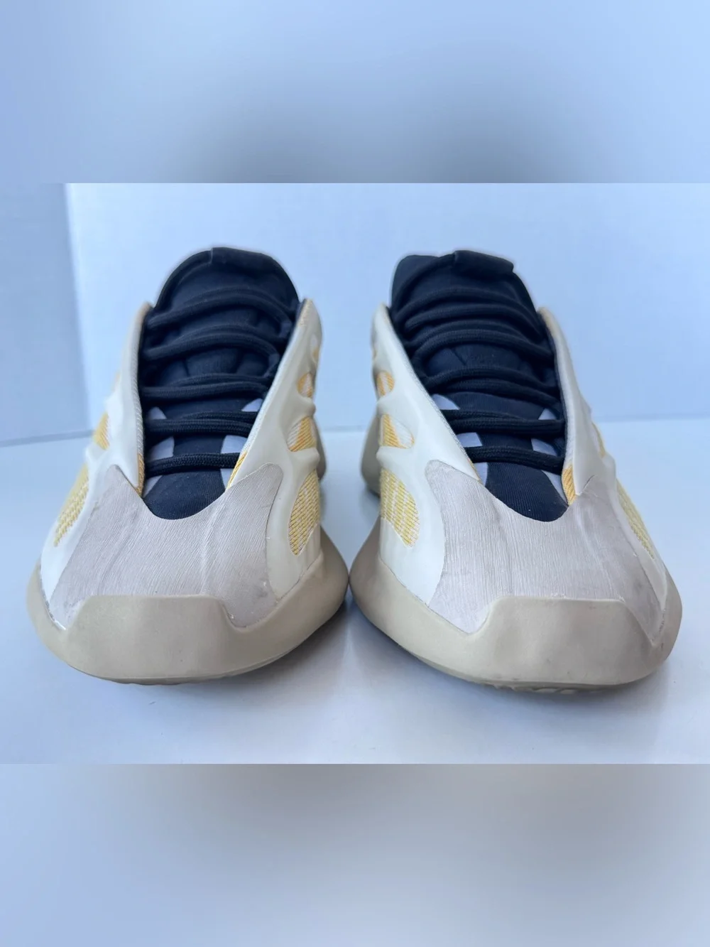 Yeezy adidas 700